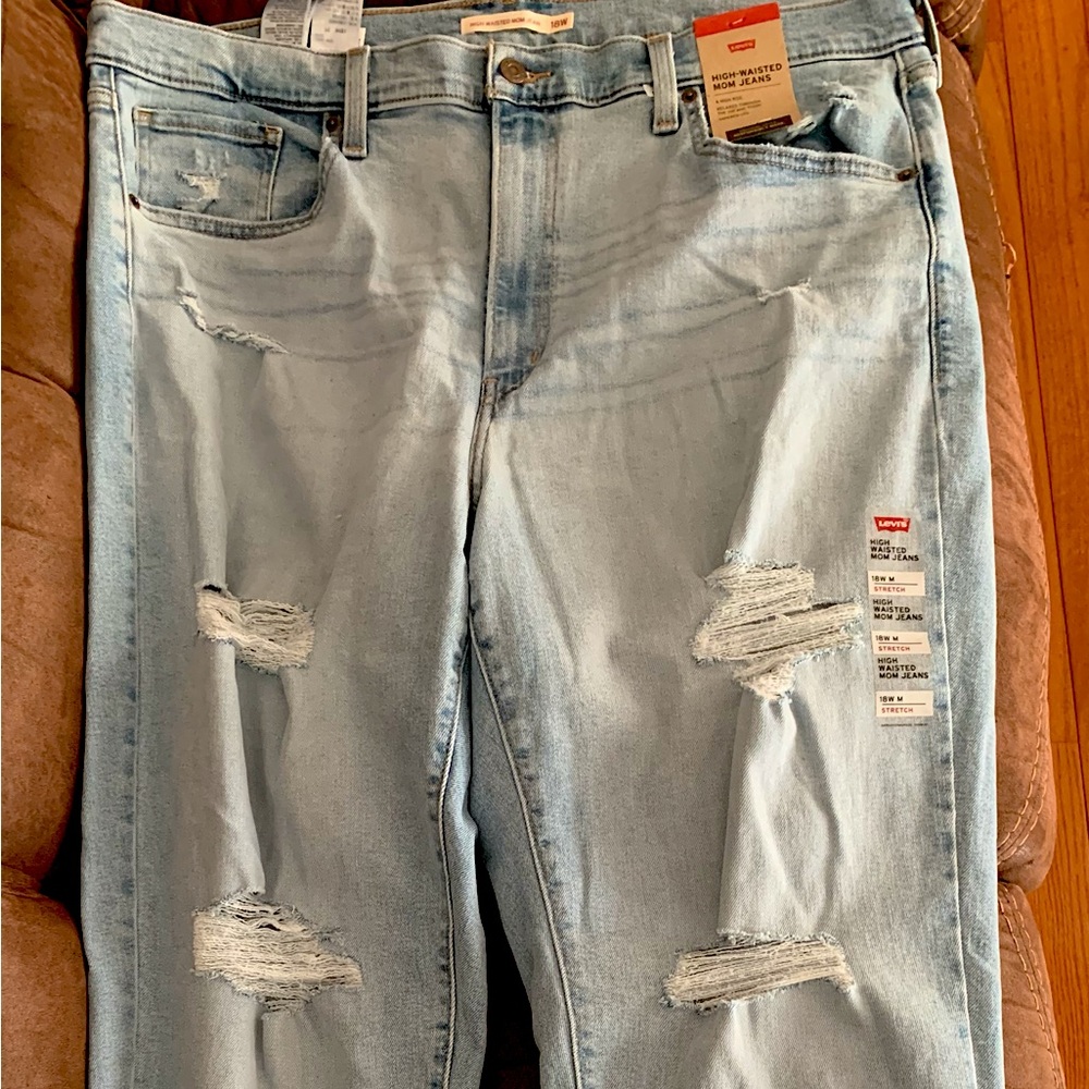 LEVI’S High Waisted Mom Jeans. Distressed Denim NEW WITH TAGS!